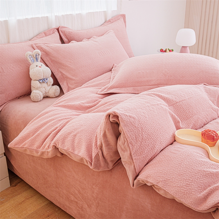 91家纺网 家纺一手货源 找家纺 锦罗绣 2024新款全消光230克牛奶绒烂花绒提花四件套 mu-粉