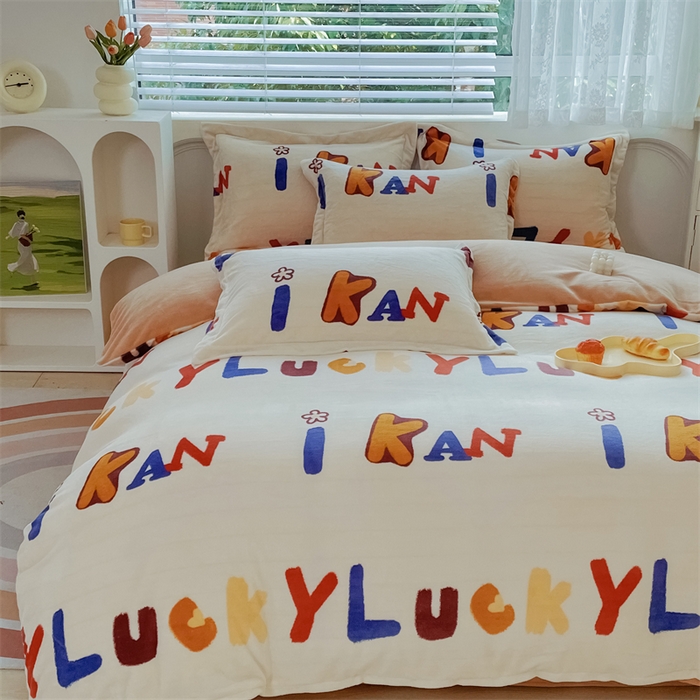 91家纺网 家纺一手货源 找家纺 锦罗绣 2024新款A类高克重牛奶绒印花四件套 可爱字母