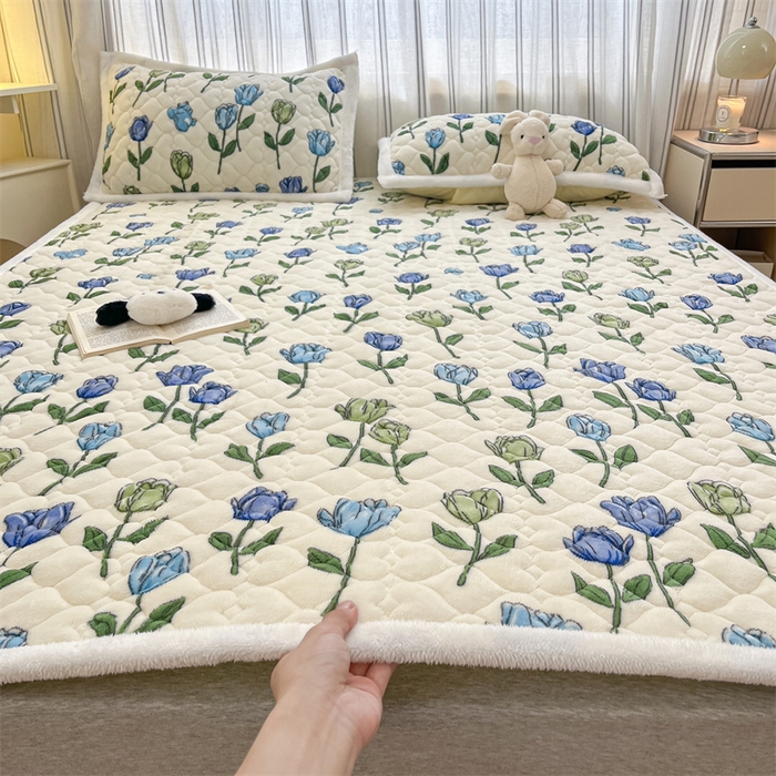 91家纺网 家纺一手货源 找家纺 启程家纺 2024新款A类印花牛奶绒床垫加厚绒保暖床护垫 蓝郁