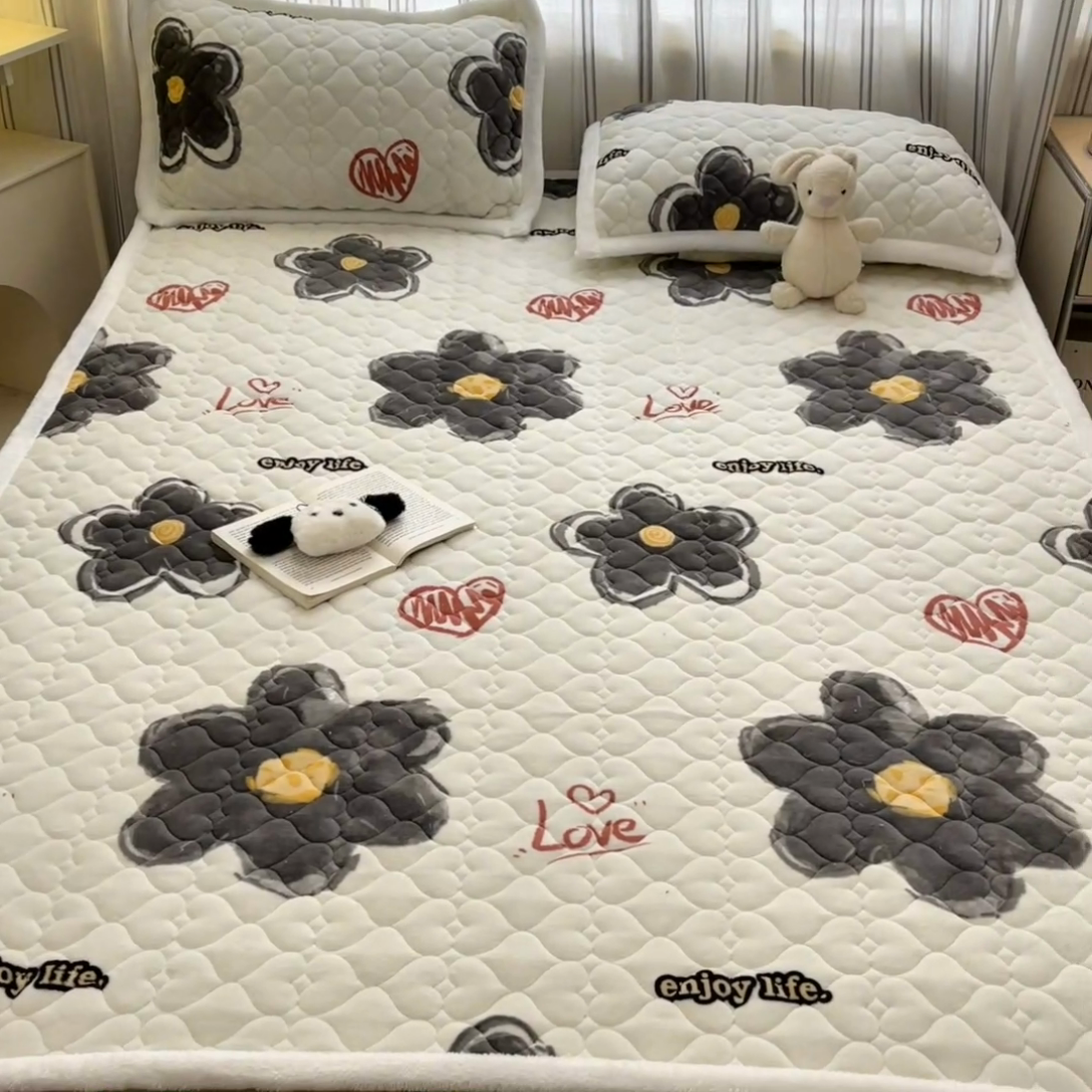 91家纺网 家纺一手货源 找家纺 启程家纺 2024新款A类印花牛奶绒床垫加厚绒保暖床护垫 黑大花