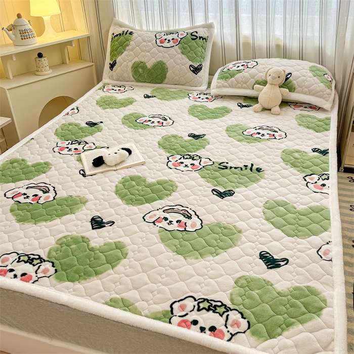 91家纺网 家纺一手货源 找家纺 启程家纺 2024新款A类印花牛奶绒床垫加厚绒保暖床护垫 绿心熊