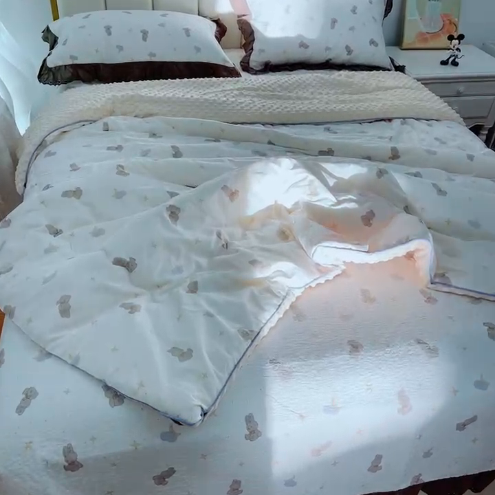 91家纺网 家纺一手货源 找家纺 2024新款嵌条款春秋高温砂洗法式棉花床盖三件套 星空兔