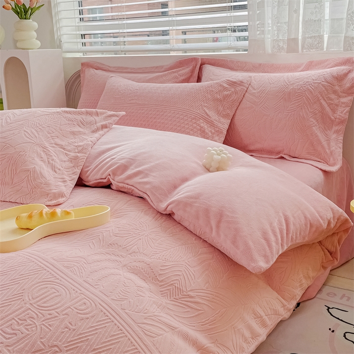 91家纺网 家纺一手货源 找家纺 锦罗绣 2024新款全消光230克牛奶绒烂花绒提花单被套 格韵