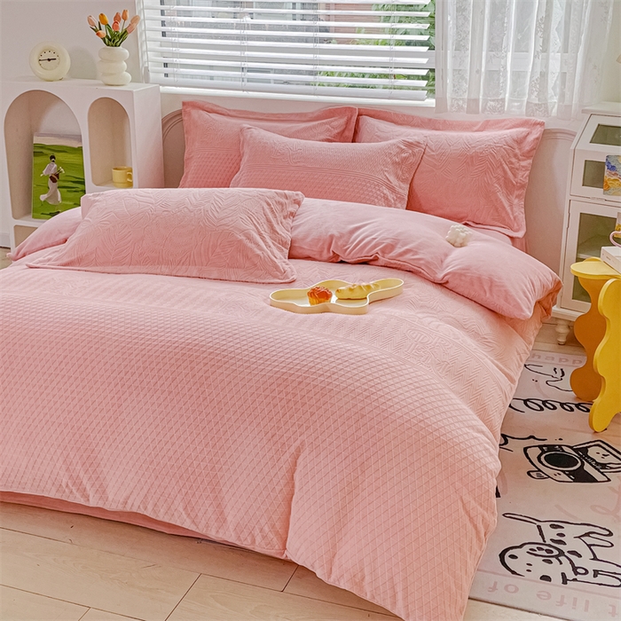 91家纺网 家纺一手货源 找家纺 锦罗绣 2024新款全消光230克牛奶绒烂花绒提花单被套 格韵