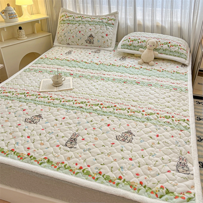 91家纺网 家纺一手货源 找家纺 启程家纺 2024新款A类印花牛奶绒床垫加厚绒保暖床护垫 草莓兔