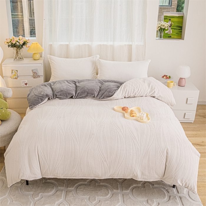 91家纺网 家纺一手货源 找家纺 锦罗绣 2024新款全消光230克牛奶绒烂花绒提花单被套 几何-奶白