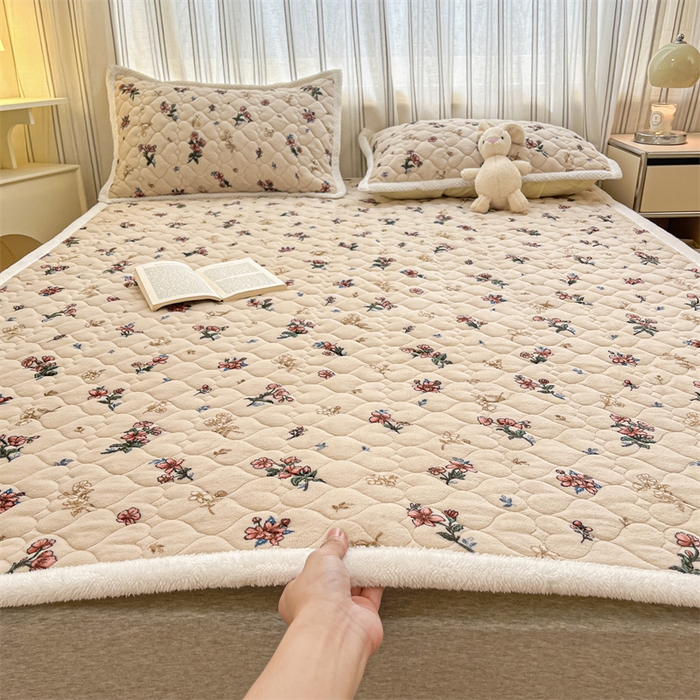 91家纺网 家纺一手货源 找家纺 启程家纺 2024新款A类印花牛奶绒床垫加厚绒保暖床护垫 栀子花开