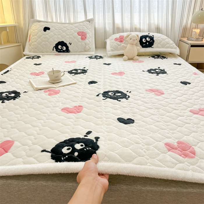 91家纺网 家纺一手货源 找家纺 启程家纺 2024新款A类印花牛奶绒床垫加厚绒保暖床护垫 爱心煤球