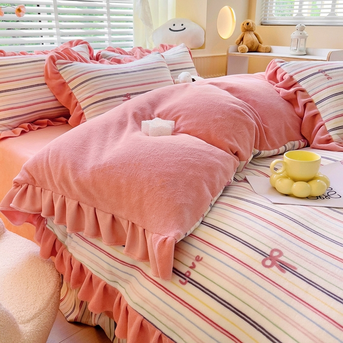 91家纺网 家纺一手货源 找家纺 找底底家纺 2024新款牛奶绒印花四件套 彩条蝴蝶结