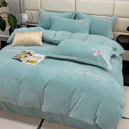 91家纺网 家纺一手货源 找家纺 星尚家纺 2024新款全消光230g牛奶绒刺绣保暖四件套-迪美 晨雾绿