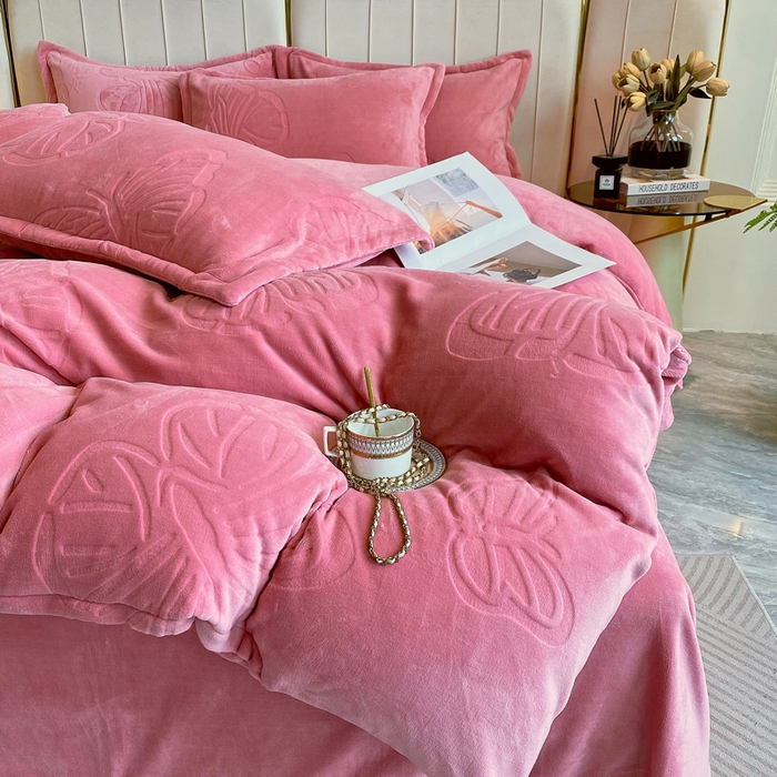 91家纺网 家纺一手货源 找家纺 一左一右 2024新款高克重加厚230克剪花雕花牛奶绒四件套7D立体蝴蝶纯色简约床笠 豆沙