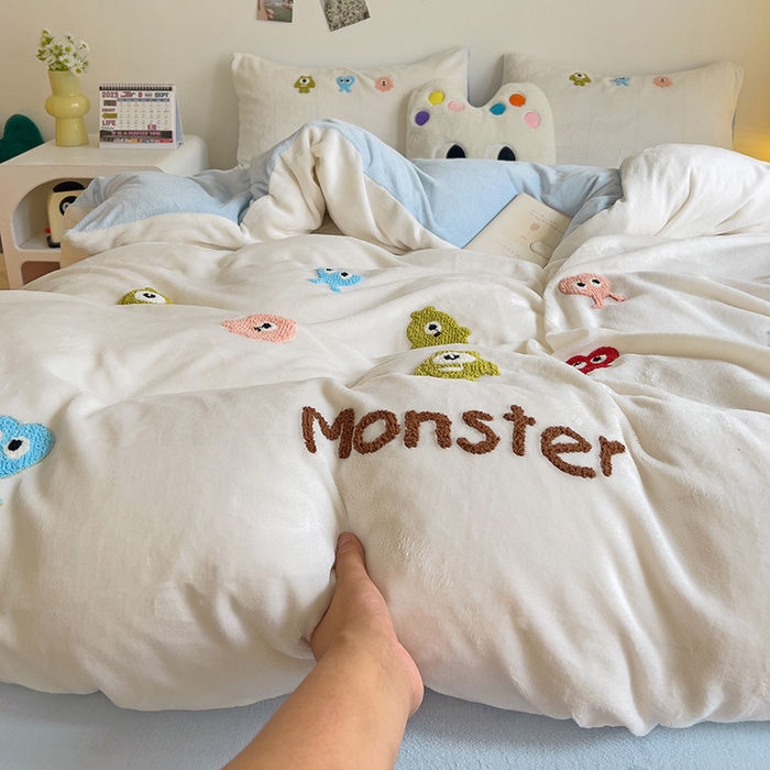 91家纺网 家纺一手货源 找家纺 梦之岛 2024新款多巴胺小怪兽可爱牛奶绒毛巾绣四件套 小怪兽-白蓝