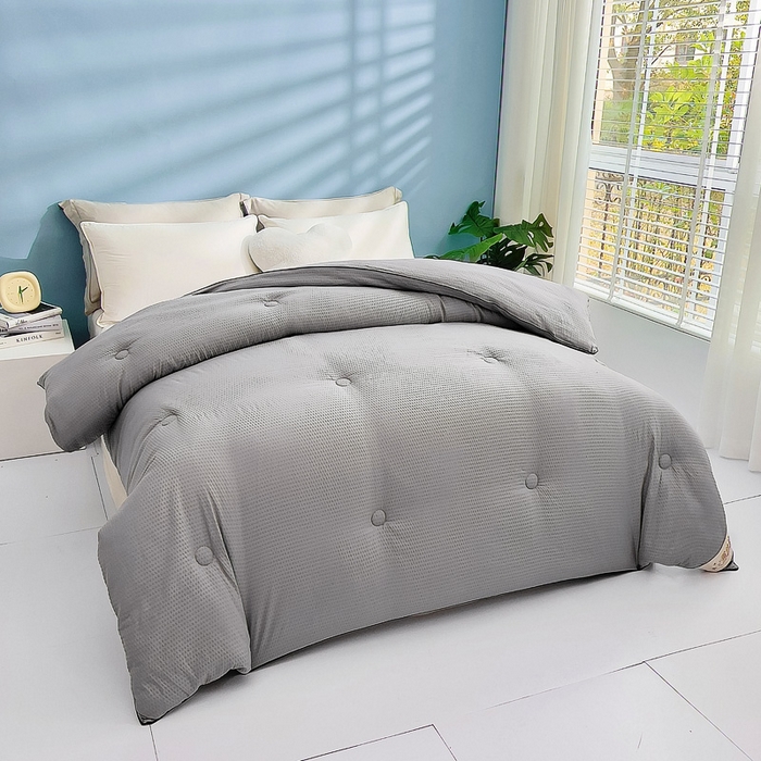 91家纺网 家纺一手货源 找家纺 暖阁 2025新款亲肤压泡豆豆羽丝被冬被春秋被被子被芯 优雅灰