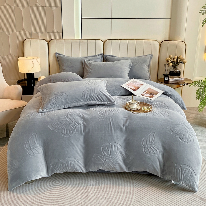 91家纺网 家纺一手货源 找家纺 一左一右 2024新款高克重加厚230克剪花雕花牛奶绒四件套7D立体蝴蝶纯色简约床笠 典雅灰