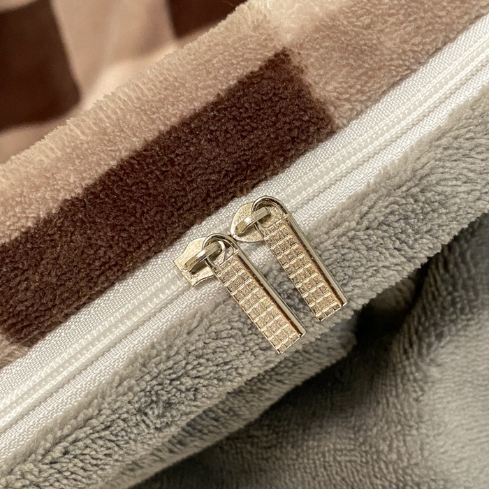 91家纺网 家纺一手货源 找家纺 花漾家居 2024新款无印格条纯色简约风牛奶绒三件套四件套被套床单床笠 格条-大咖格