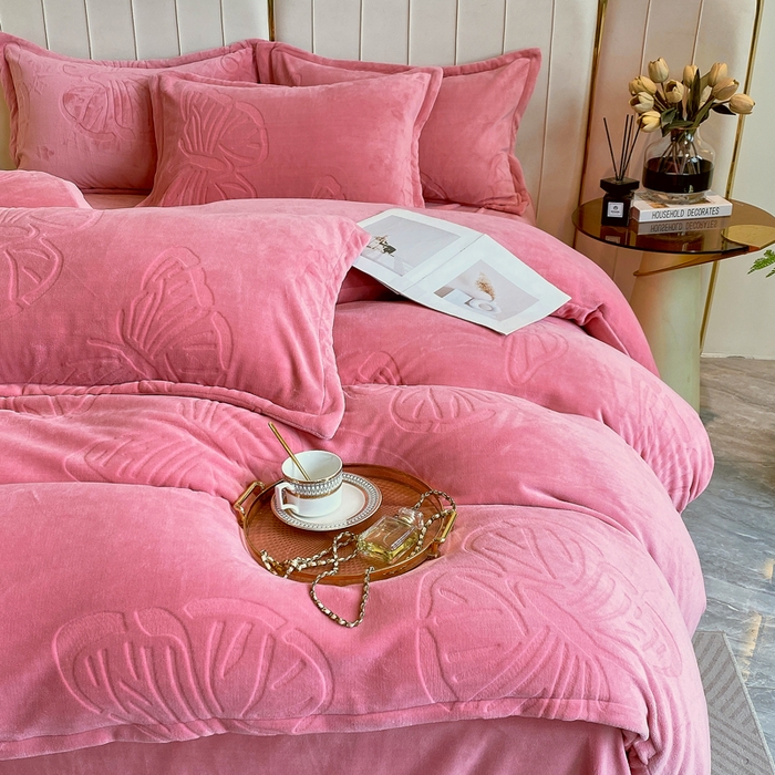 91家纺网 家纺一手货源 找家纺 一左一右 2024新款高克重加厚230克剪花雕花牛奶绒四件套7D立体蝴蝶纯色简约床笠 豆沙