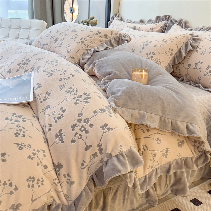 91家纺网 家纺一手货源 找家纺 2024新品A类牛奶绒韩版雕花四件套 腊梅-浅咖