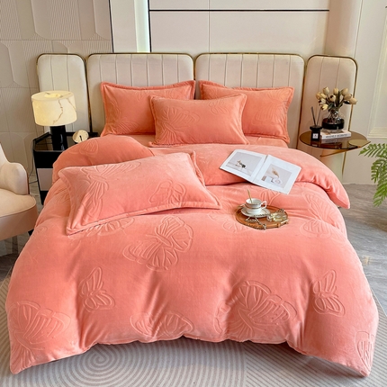 91家纺网 家纺一手货源 找家纺 （总）一左一右 2024新款高克重加厚230克剪花雕花牛奶绒四件套7D立体蝴蝶纯色简约床笠