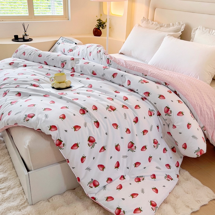 91家纺网 家纺一手货源 找家纺 暖阁 2025新款A类水洗棉豆豆被冬被春秋被被子被芯 草莓甜心