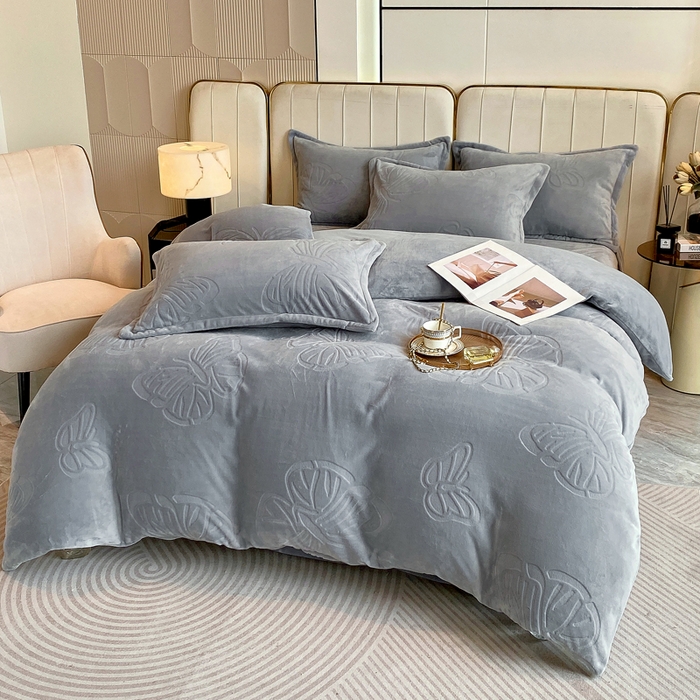 91家纺网 家纺一手货源 找家纺 一左一右 2024新款高克重加厚230克剪花雕花牛奶绒四件套7D立体蝴蝶纯色简约床笠 典雅灰