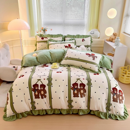 91家纺网 家纺一手货源 找家纺 找底底家纺 2024新款牛奶绒印花四件套 苹果熊