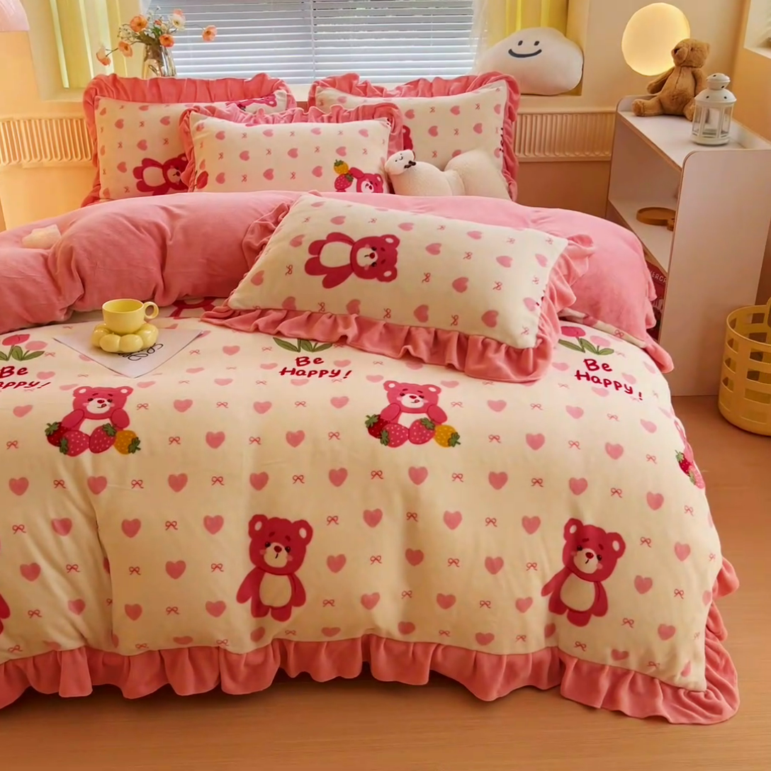 91家纺网 家纺一手货源 找家纺 找底底家纺 2024新款牛奶绒印花四件套 爱心熊