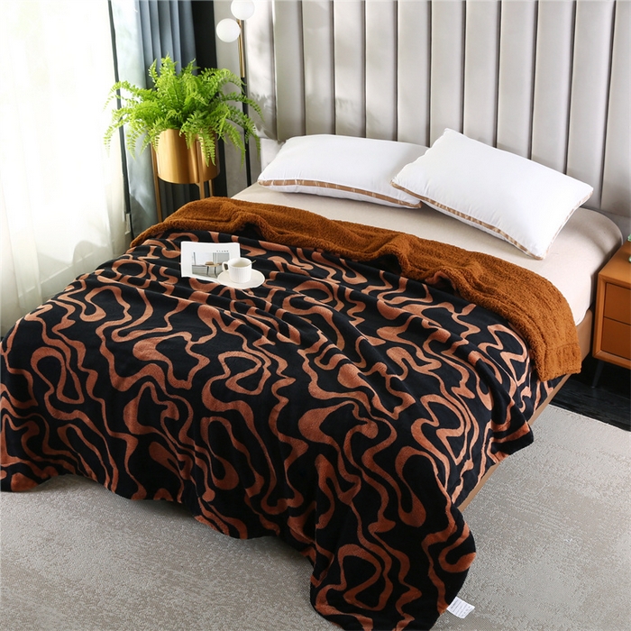 91家纺网 家纺一手货源 找家纺 巴木赫 2024新款熊猫绒配同色羊羔绒毛毯 黑茶同色羊羔绒