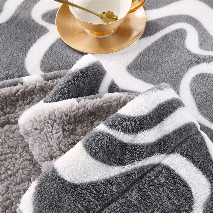 91家纺网 家纺一手货源 找家纺 巴木赫 2024新款熊猫绒配同色羊羔绒毛毯 鱼尾灰配色羊羔绒