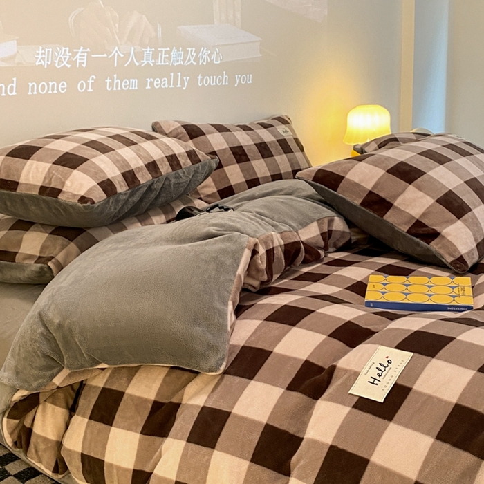 91家纺网 家纺一手货源 找家纺 花漾家居 2024新款无印格条纯色简约风牛奶绒三件套四件套被套床单床笠 格条-大咖格