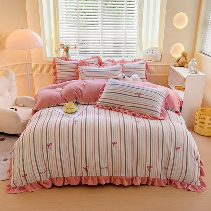 91家纺网 家纺一手货源 找家纺 找底底家纺 2024新款牛奶绒印花四件套 彩条蝴蝶结