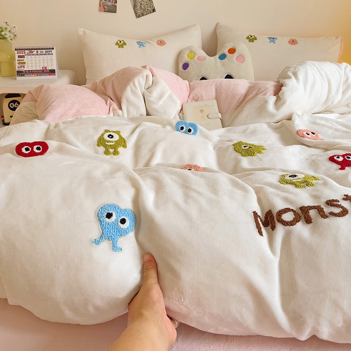 91家纺网 家纺一手货源 找家纺 梦之岛 2024新款多巴胺小怪兽可爱牛奶绒毛巾绣四件套 小怪兽-白粉