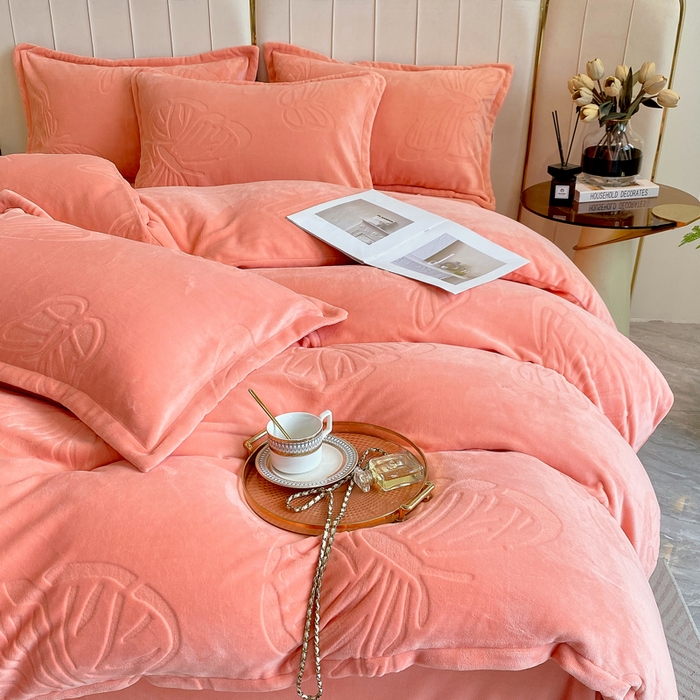 91家纺网 家纺一手货源 找家纺 一左一右 2024新款高克重加厚230克剪花雕花牛奶绒四件套7D立体蝴蝶纯色简约床笠 迷人粉