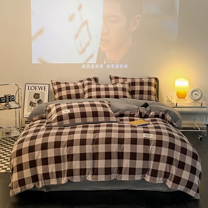 91家纺网 家纺一手货源 找家纺 花漾家居 2024新款无印格条纯色简约风牛奶绒三件套四件套被套床单床笠 格条-大咖格