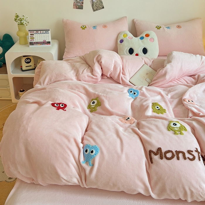 91家纺网 家纺一手货源 找家纺 梦之岛 2024新款多巴胺小怪兽可爱牛奶绒毛巾绣四件套 小怪兽-粉