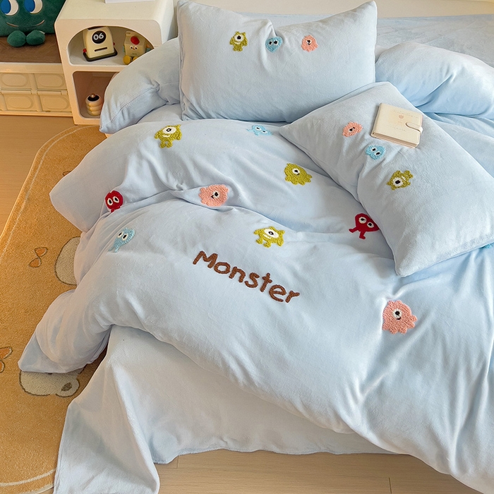 91家纺网 家纺一手货源 找家纺 梦之岛 2024新款多巴胺小怪兽可爱牛奶绒毛巾绣四件套 小怪兽-蓝