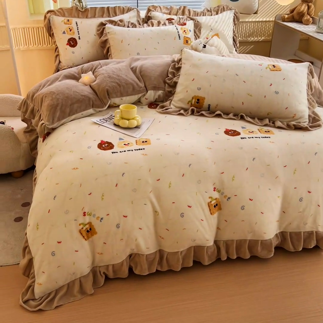 91家纺网 家纺一手货源 找家纺 找底底家纺 2024新款牛奶绒印花四件套 曲奇饼干