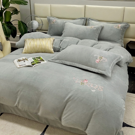 91家纺网 家纺一手货源 找家纺 星尚家纺 2024新款全消光230g牛奶绒刺绣保暖四件套-迪美 高级灰
