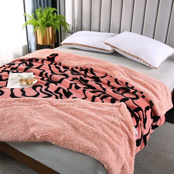 91家纺网 家纺一手货源 找家纺 巴木赫 2024新款熊猫绒配同色羊羔绒毛毯 妃红配色羊羔绒