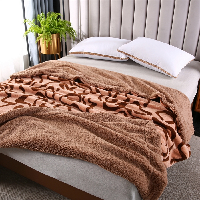 91家纺网 家纺一手货源 找家纺 巴木赫 2024新款熊猫绒配同色羊羔绒毛毯 驼咖配色羊羔绒