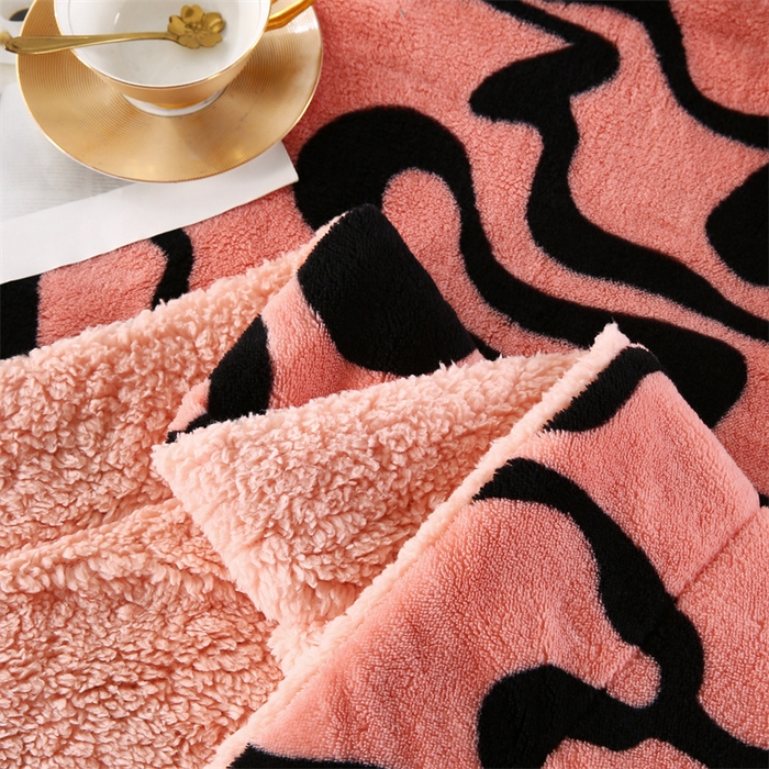 91家纺网 家纺一手货源 找家纺 巴木赫 2024新款熊猫绒配同色羊羔绒毛毯 妃红配色羊羔绒