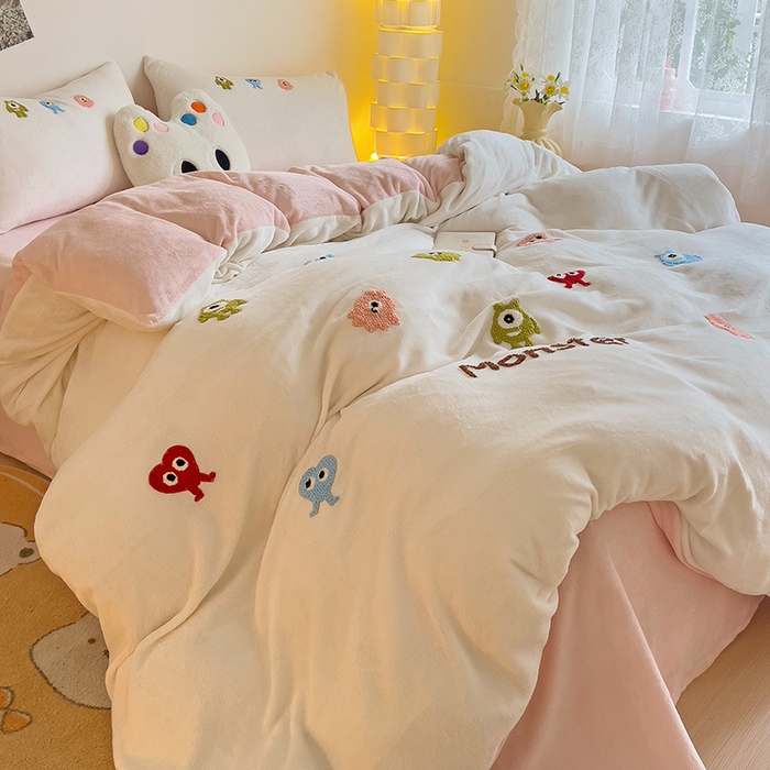 91家纺网 家纺一手货源 找家纺 梦之岛 2024新款多巴胺小怪兽可爱牛奶绒毛巾绣四件套 小怪兽-白粉