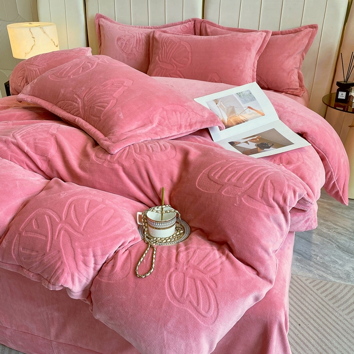 91家纺网 家纺一手货源 找家纺 一左一右 2024新款高克重加厚230克剪花雕花牛奶绒四件套7D立体蝴蝶纯色简约床笠 豆沙