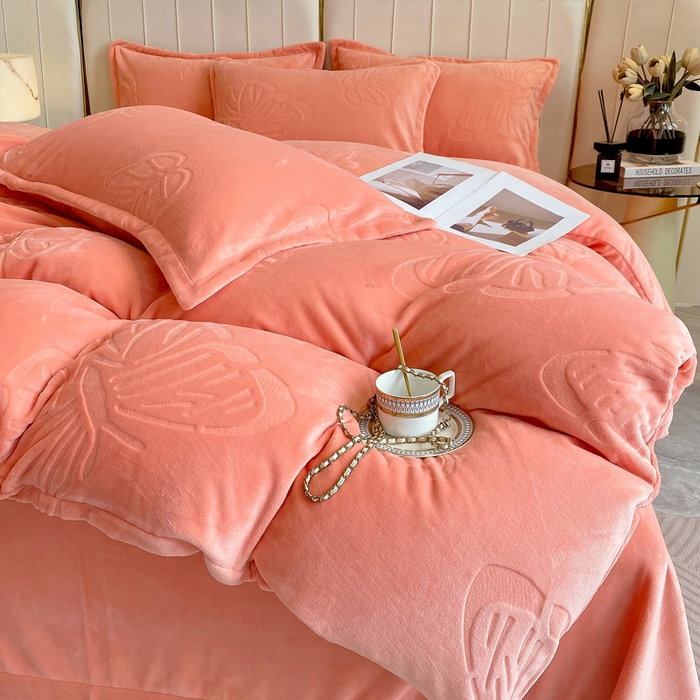 91家纺网 家纺一手货源 找家纺 一左一右 2024新款高克重加厚230克剪花雕花牛奶绒四件套7D立体蝴蝶纯色简约床笠 迷人粉