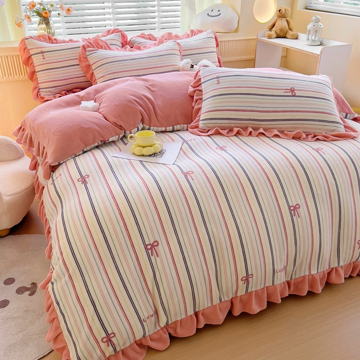 91家纺网 家纺一手货源 找家纺 找底底家纺 2024新款牛奶绒印花四件套 彩条蝴蝶结