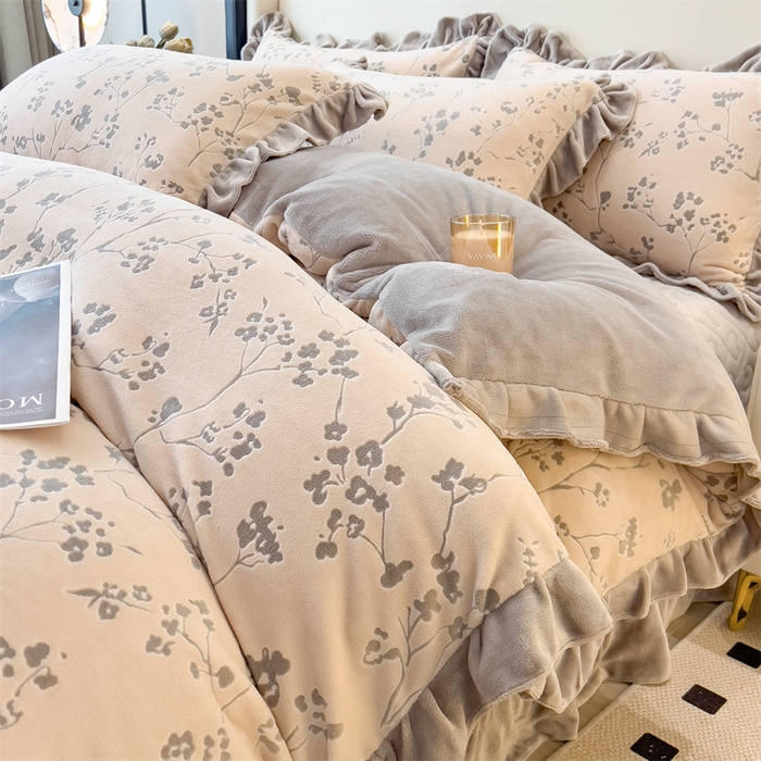 91家纺网 家纺一手货源 找家纺 2024新品A类牛奶绒韩版雕花四件套 腊梅-浅咖