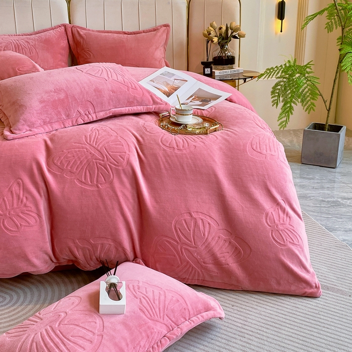 91家纺网 家纺一手货源 找家纺 一左一右 2024新款高克重加厚230克剪花雕花牛奶绒四件套7D立体蝴蝶纯色简约床笠 豆沙