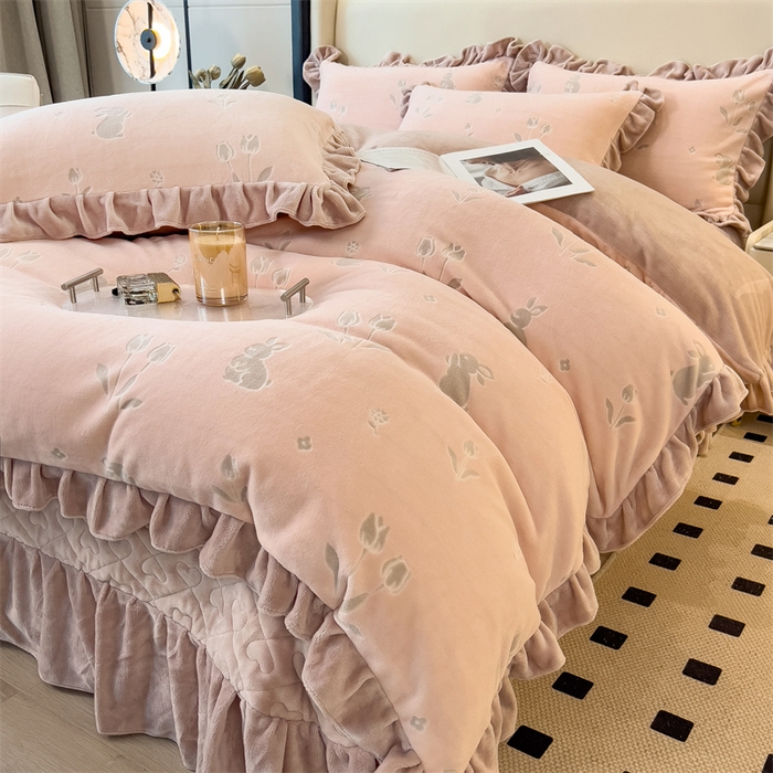 91家纺网 家纺一手货源 找家纺 2024新品A类牛奶绒韩版雕花四件套 恋爱兔-玉