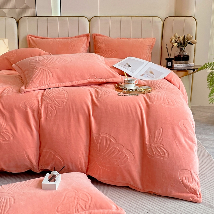 91家纺网 家纺一手货源 找家纺 一左一右 2024新款高克重加厚230克剪花雕花牛奶绒四件套7D立体蝴蝶纯色简约床笠 迷人粉