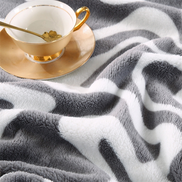 91家纺网 家纺一手货源 找家纺 巴木赫 2024新款熊猫绒配同色羊羔绒毛毯 鱼尾灰配色羊羔绒