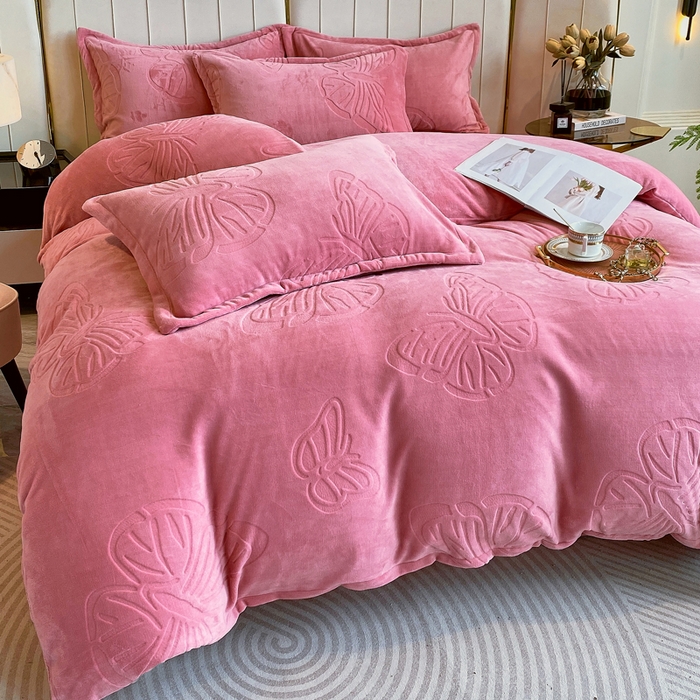 91家纺网 家纺一手货源 找家纺 一左一右 2024新款高克重加厚230克剪花雕花牛奶绒四件套7D立体蝴蝶纯色简约床笠 豆沙